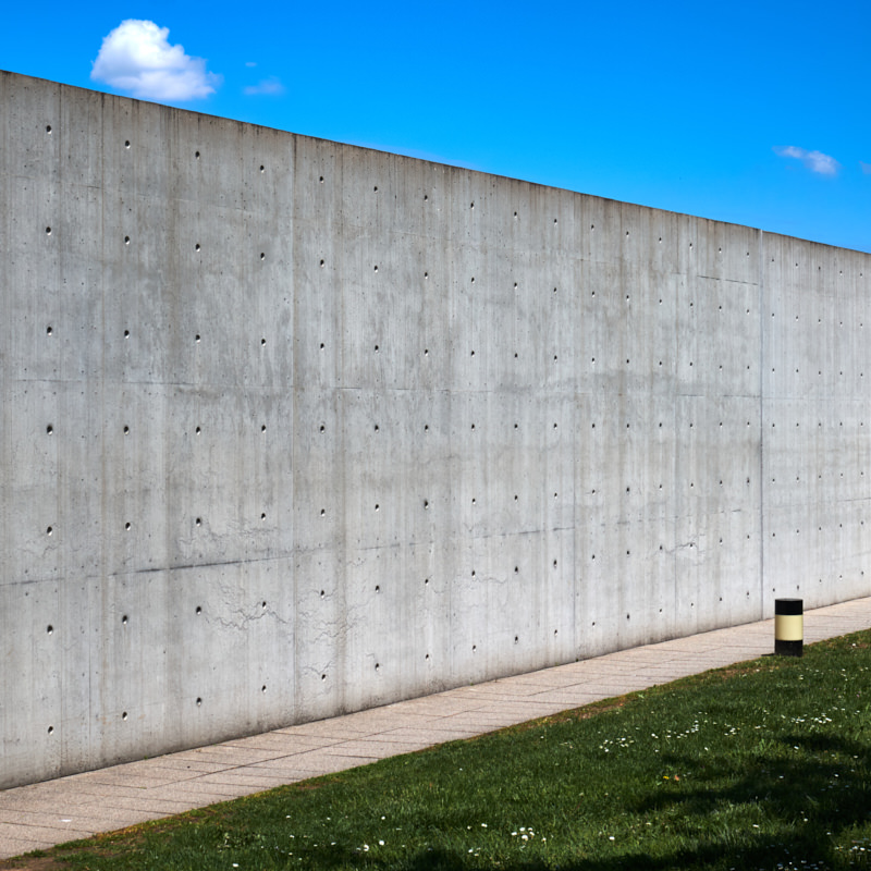 architektur-betonmauer-vor-himmel-im-vitra-campus