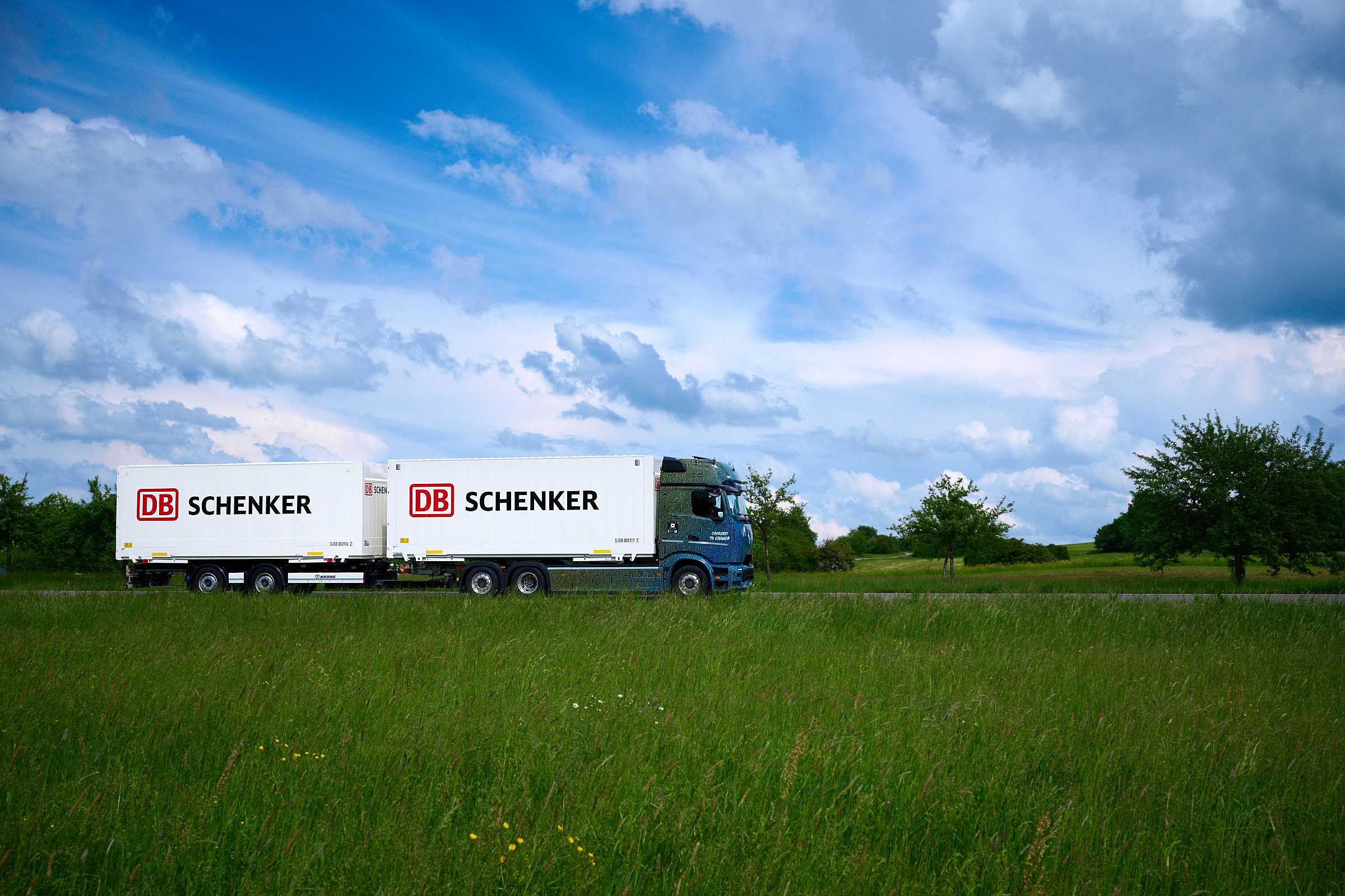 daimler-eactros-schenker-in-crailsheim-vor-landschaft