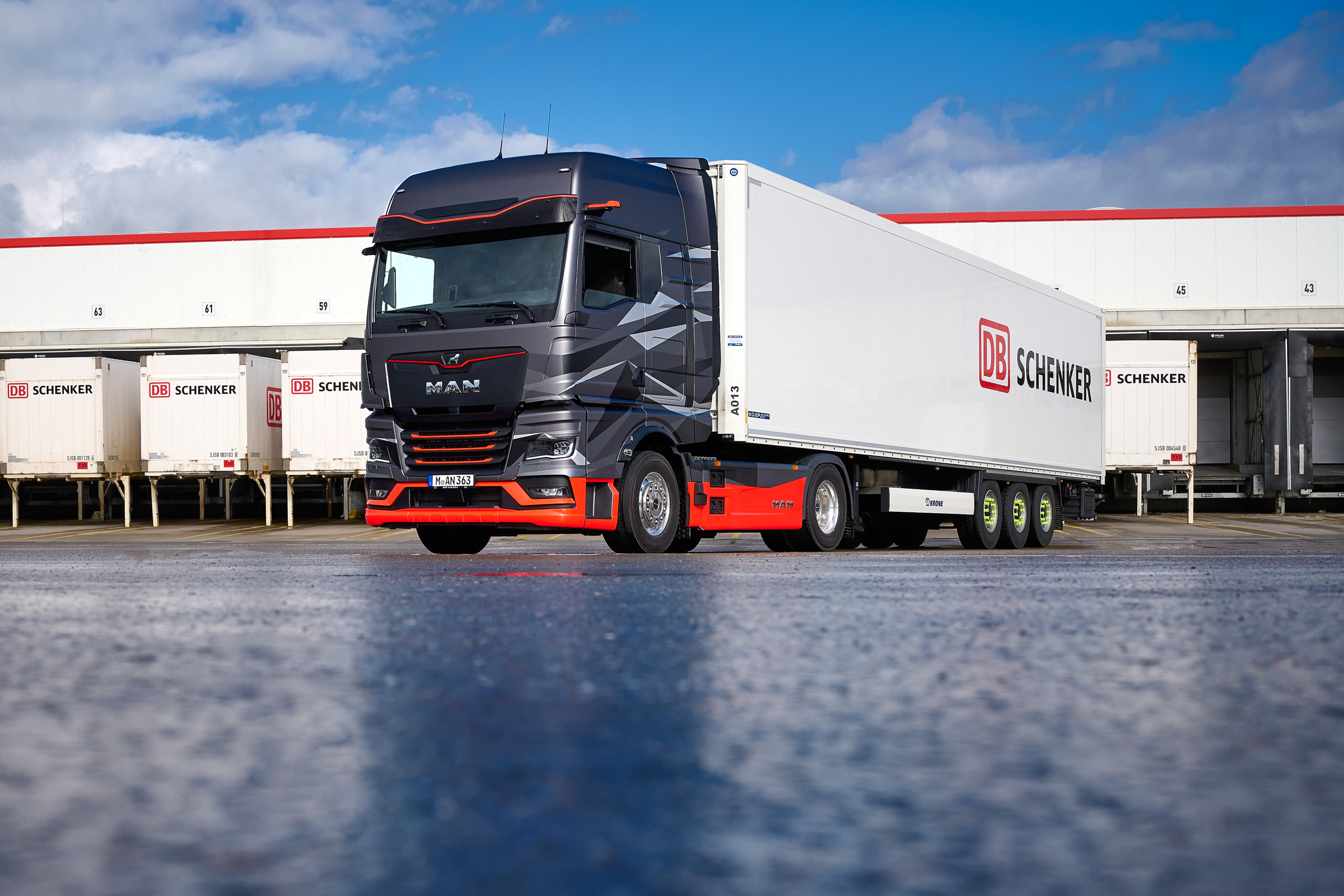 e-lkw-man-schenker-augsburg-gst-gersthofen-strahlt