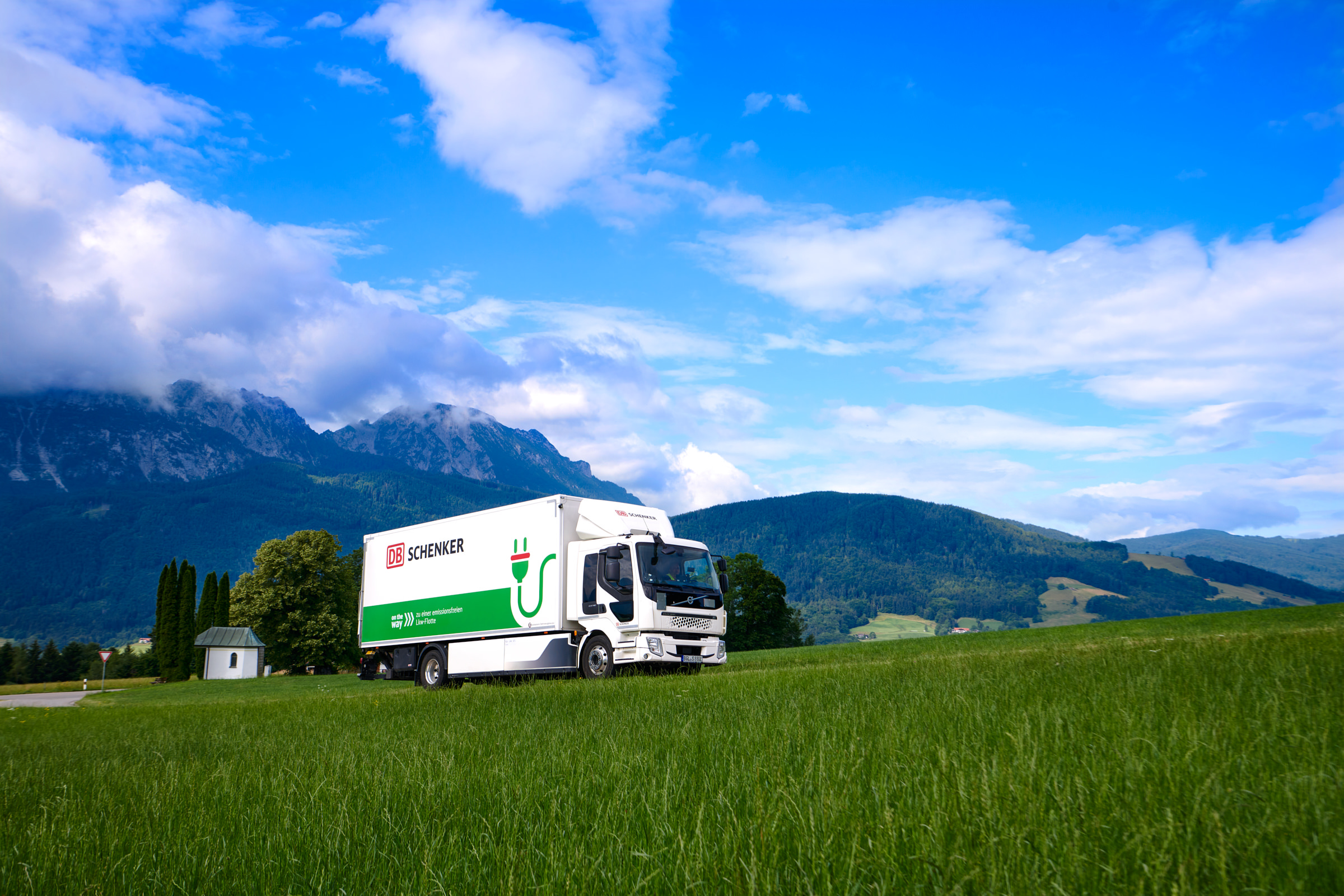 e-lkw-volvo-schenker-freilassing-mit-blick-auf-die-alpen