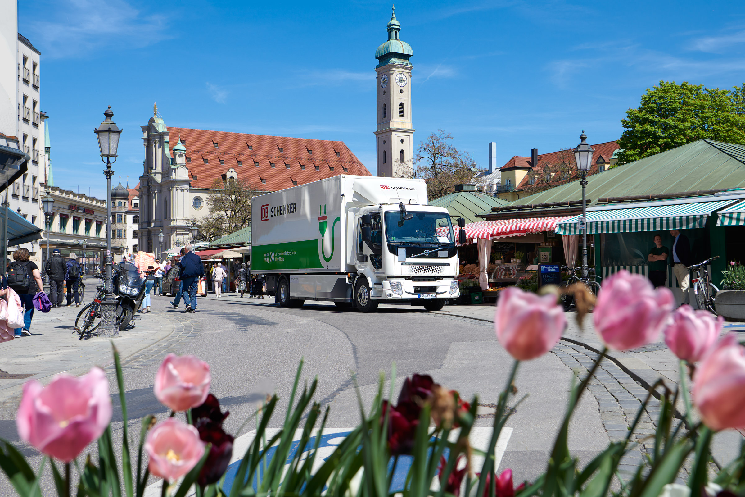 e-lkw-volvo-schenker-muenchen-am-viktualienmarkt