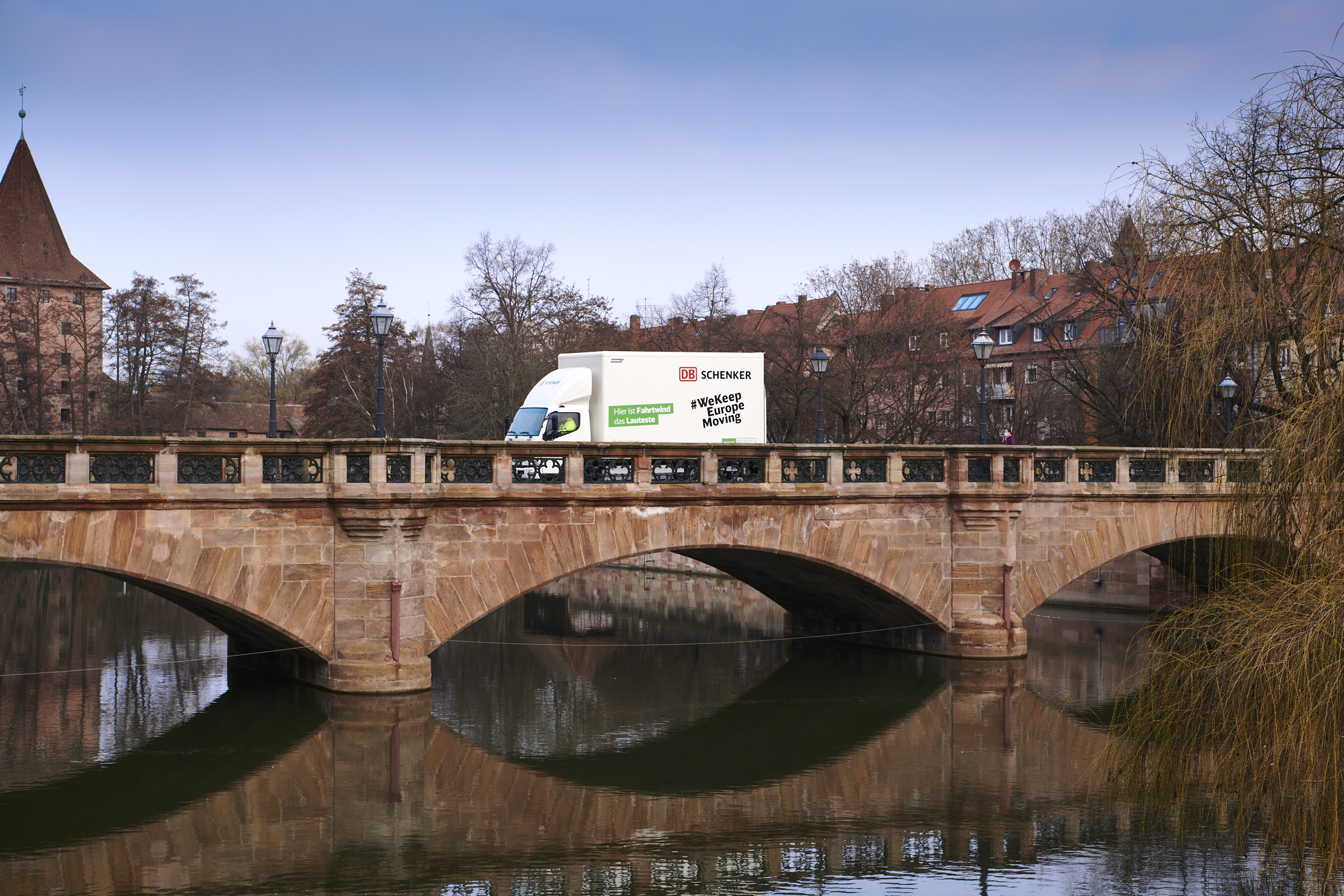 e-lkw-volvo-schenker-nuernberg-auf-der-maxbruecke