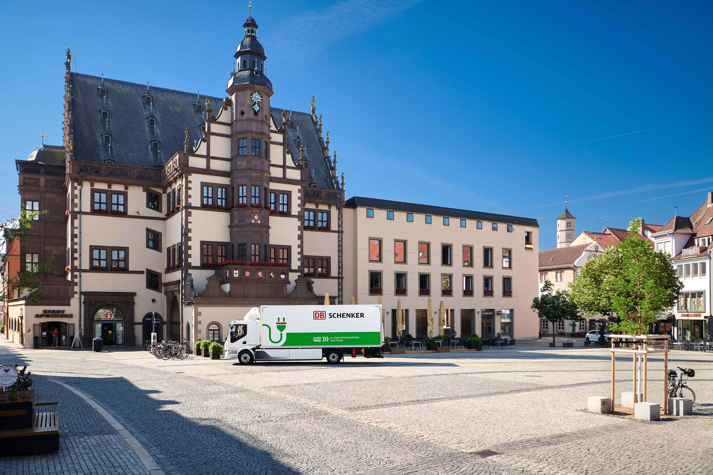 e-lkw-volvo-schenker-schweinfurt-am-rathaus