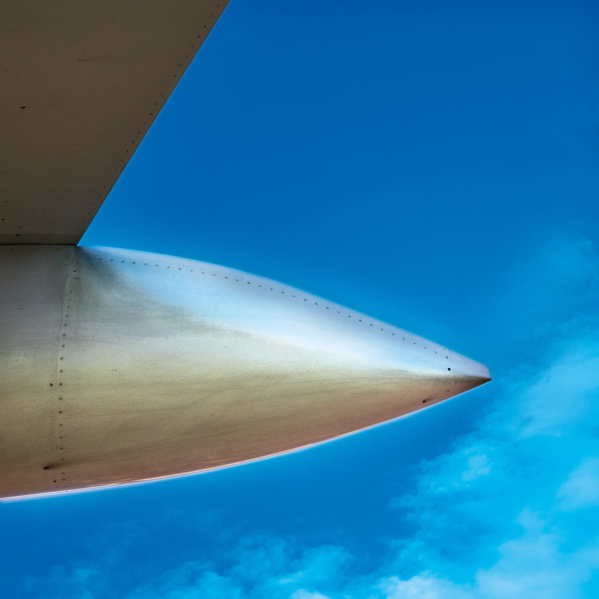 flugzeug-turbinenspitze-vor-blauem-himmel-detail