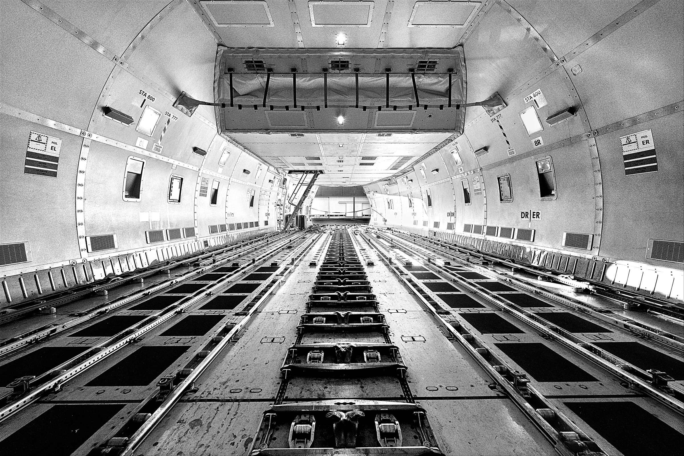innenraum-von-leerem-frachtflugzeug-am-flughafen-in-schwarz-weiß