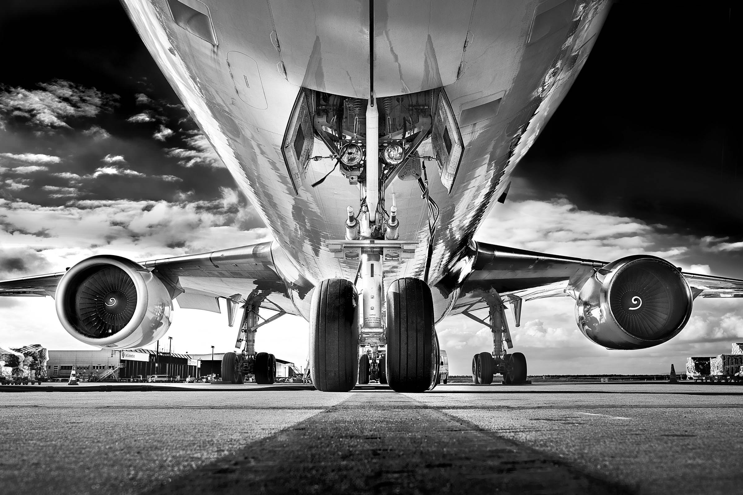 flugzeug-rumpf-auf-vorfeld-fine-art-in-schwarz-weiß