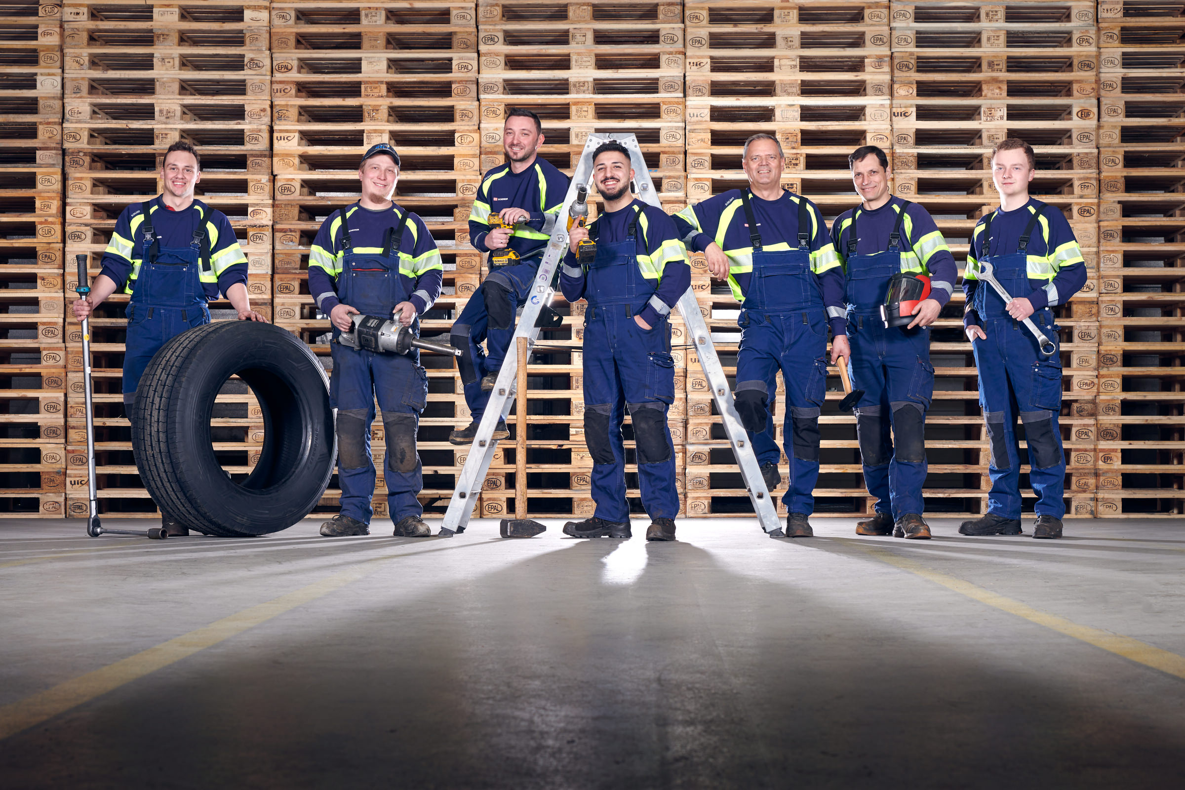 gruppenbild-team-lkw-machaniker-in-halle
