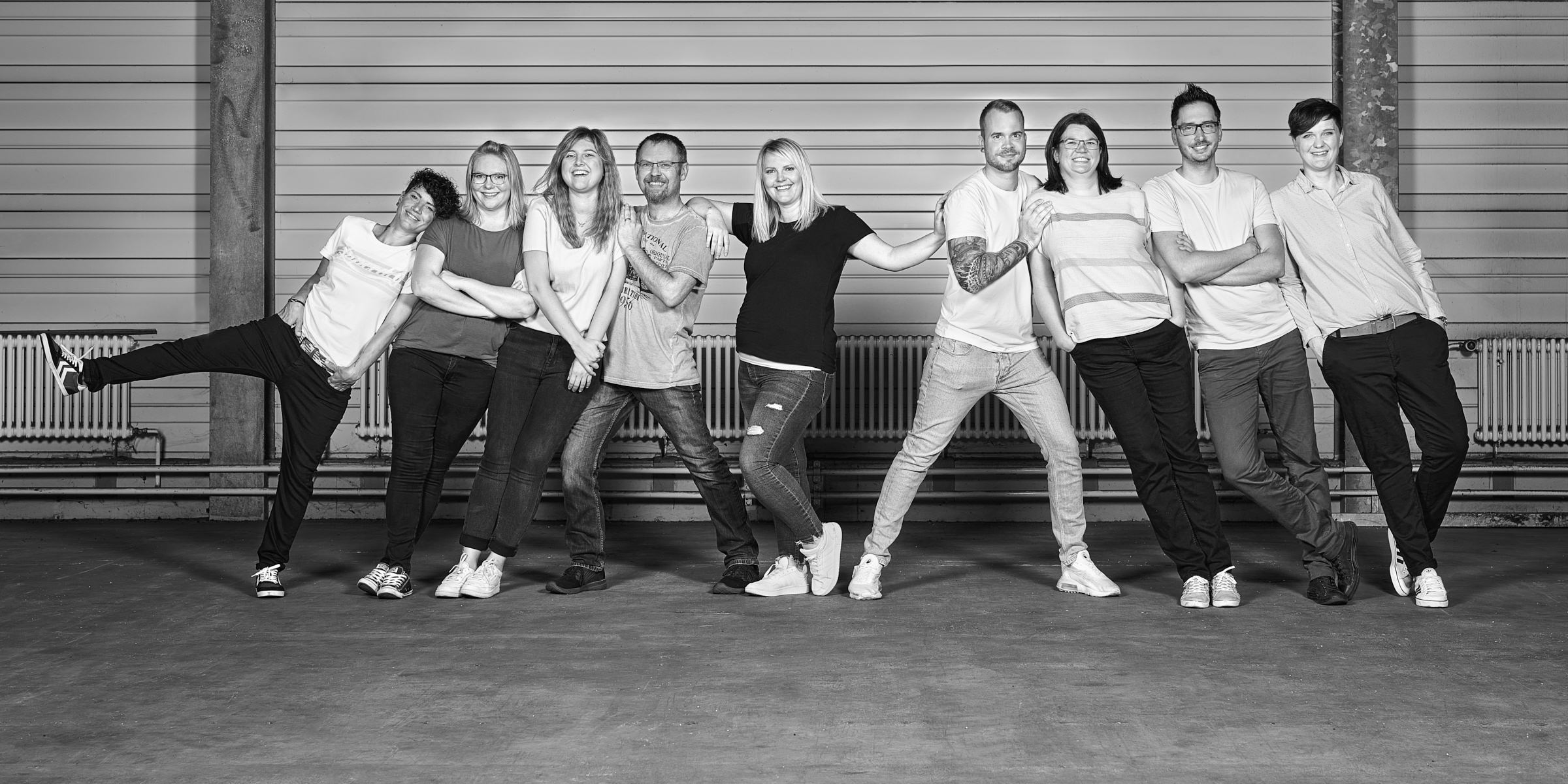 gruppenbild-team-in-logistik-halle-beste-laune
