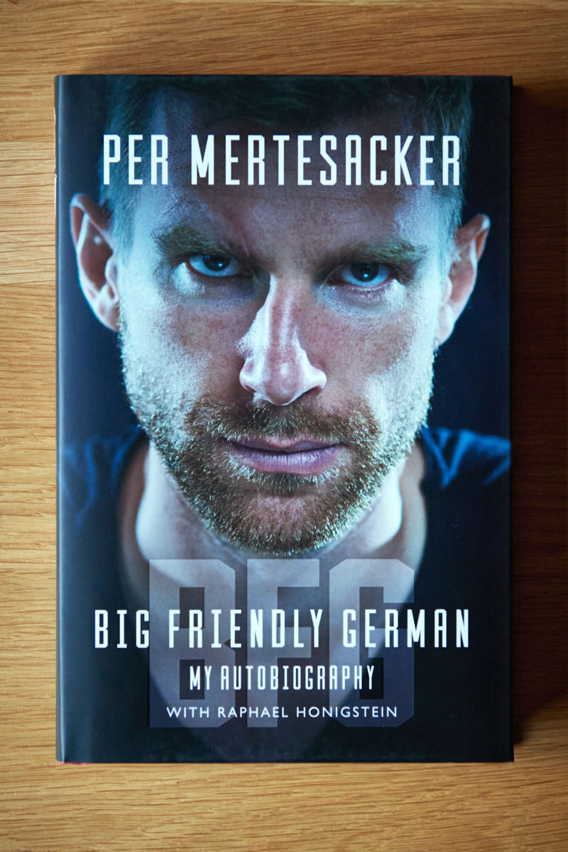 per-mertesacker-buchcoer-biografie-big-friendly-german