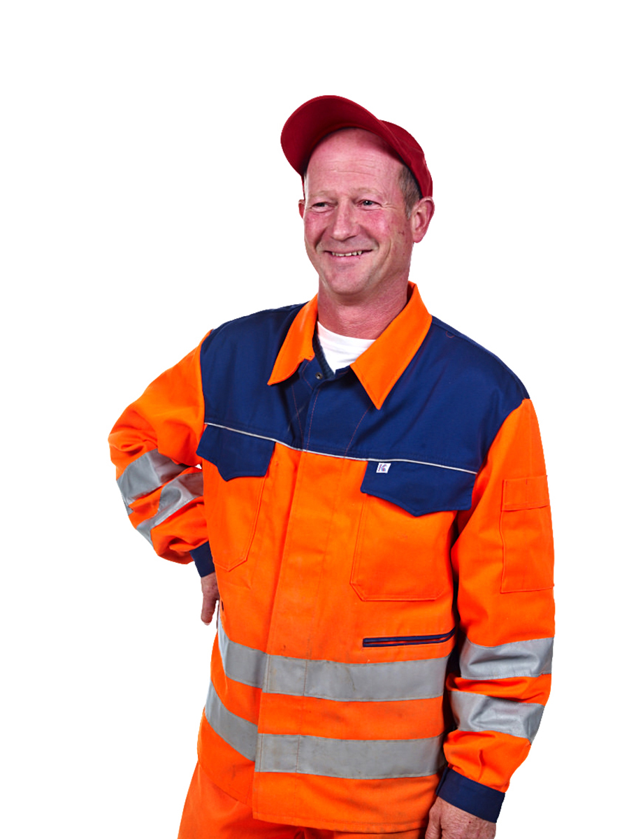 portrait-dorf-menschen-arbeiter-in-oranger-kleidung-vor-weissem-hintergrund