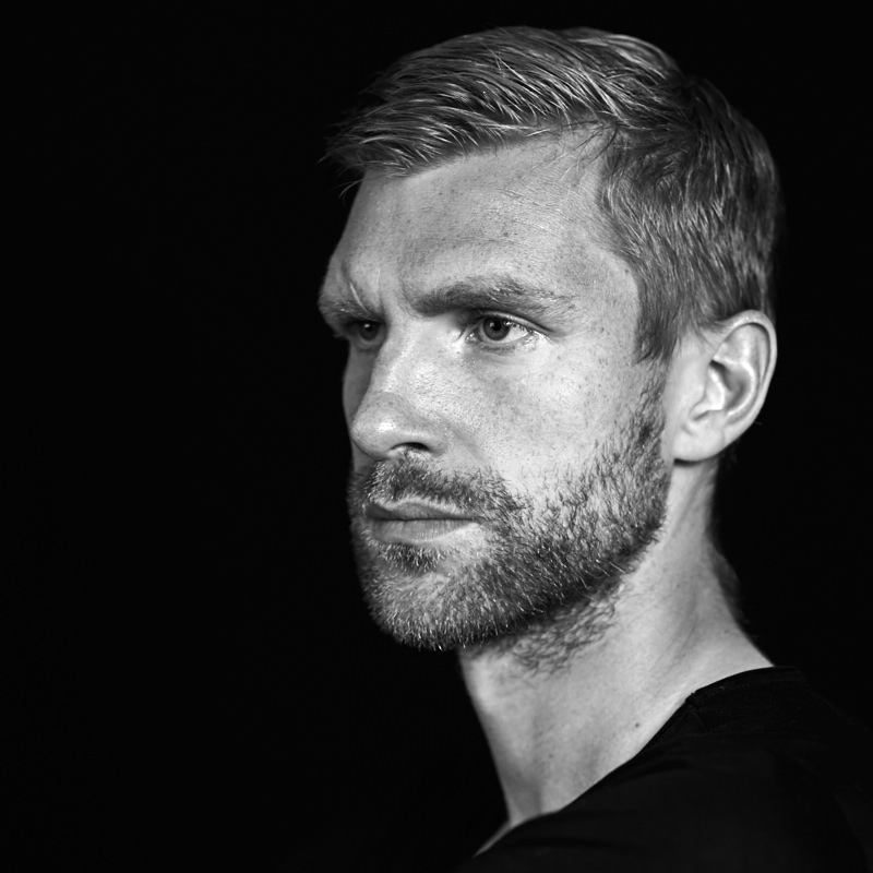 portrait-von-per-mertesacker-in-schwarz-weiß-von-marc-wagener
